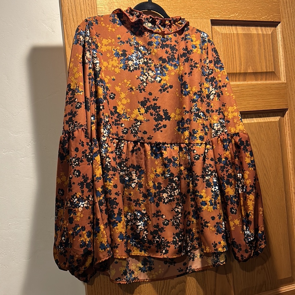 Boutique women’s top - Picture 2 of 4